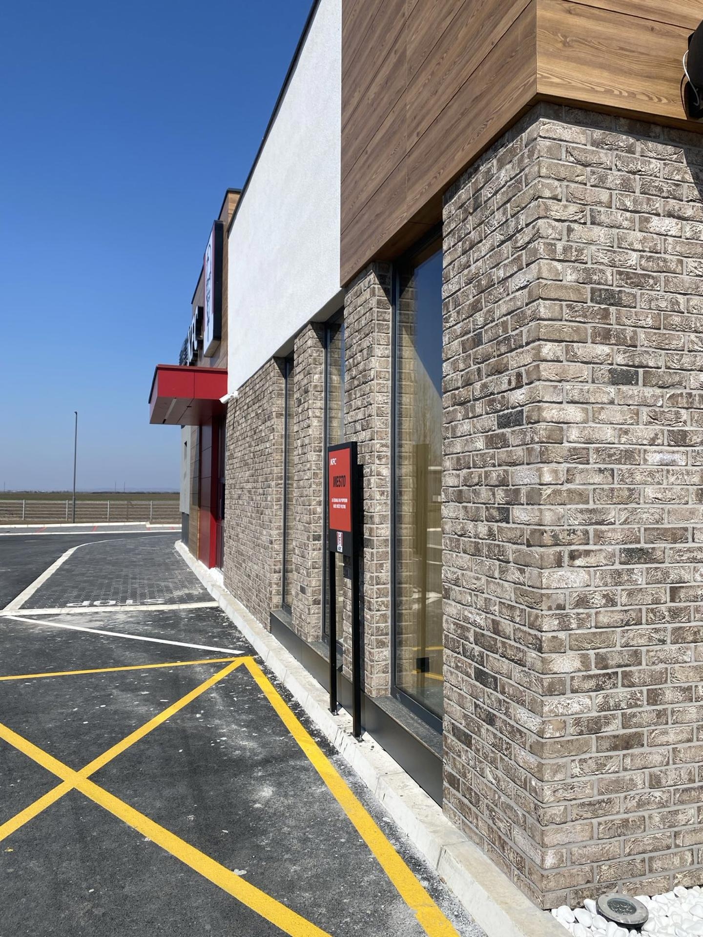 fasada KFC banovci cigla siva